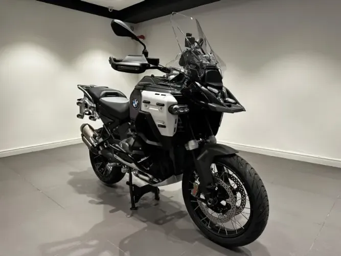 R 1300 GSA Triple Black ASA - 24X R$ 3.710,46*