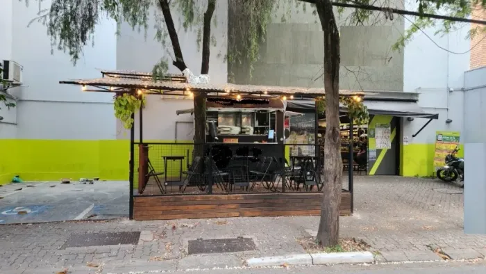 trailler para operação de hamburguer, com chapa e fritadeira.