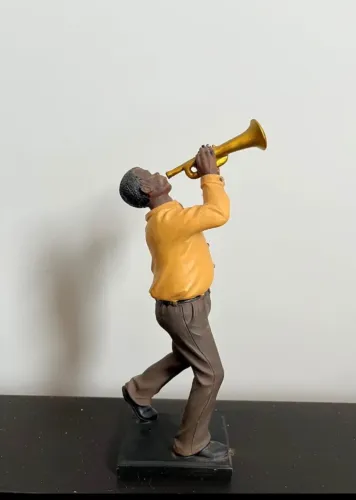 Estatueta homens tocando trompete