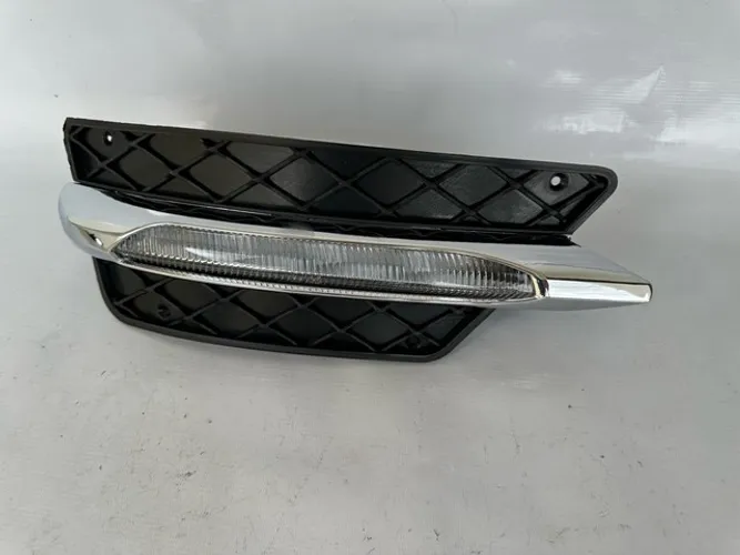 Farol de Milha Led Direito com Grade Mercedes Benz C180 C200 C250 2012 2013 2014