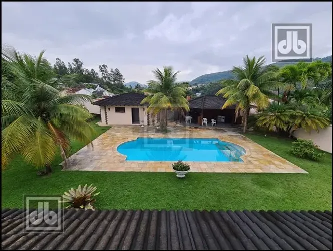 Casa de Condomínio - Magnífica Casa a venda - terreno de 1670 m² - área construída 597 m²
