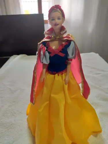 Barbie antiga caracterizada de Branca de neve