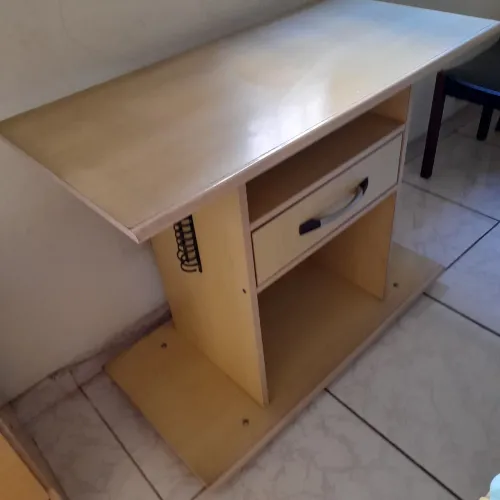 Vendo mesa para televisão usada