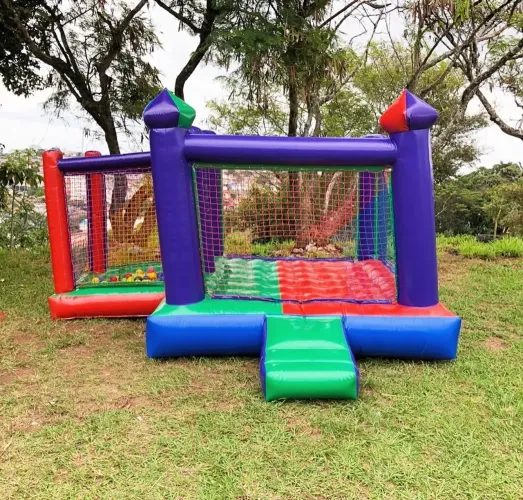 Castelo 2 em 1 com piscina de bolinhas com motor