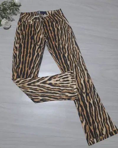 Calça Feminina Casual animal print de algodão com poliéster e elastano.<br><br>NOVA <br>