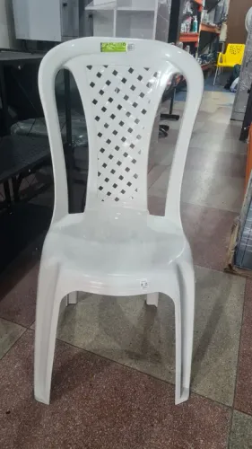 Cadeira de plástico empilhavel  sem braços 