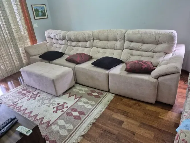 Lindo sofá retratil com mesa de centro