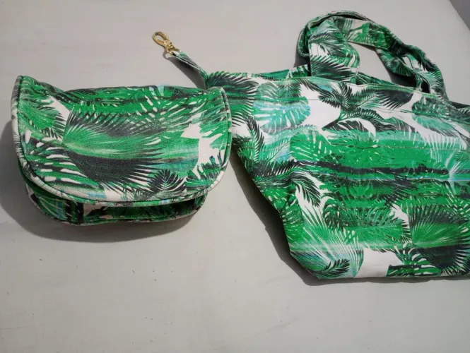 Bolsa de Ombro Feminina mais bolsinha necessaire de mão combinando a estampa 