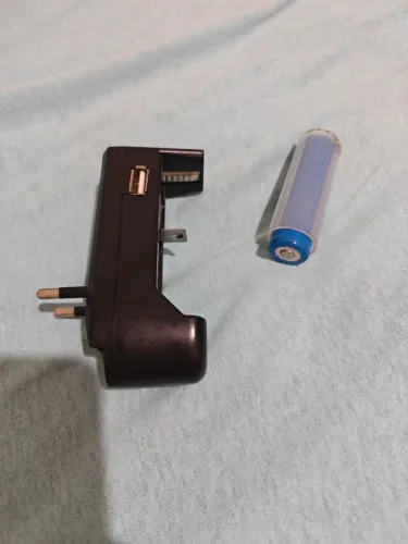 Carregador de bateria pra lanterna e bateria de brinde