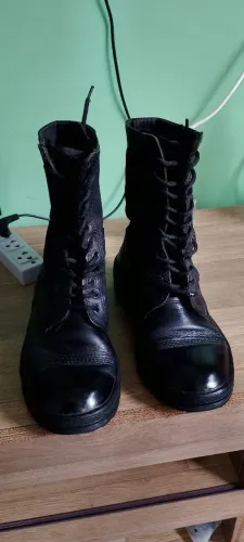 Coturno/bota estilo militar de Couro Preta
