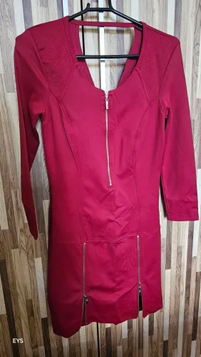 Vestido Vermelho com Zíperes e Detalhes