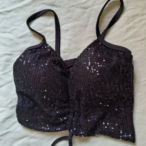 Top preto com paetês