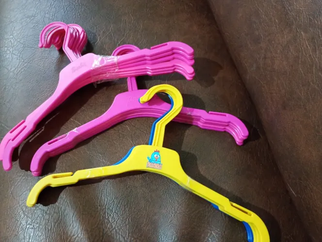 Cabides infantis - Barbie e Galinha Pintadinha