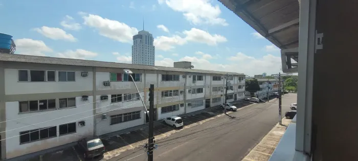 Excelente apartamento de 2 quartos na Av. Constantino Nery.