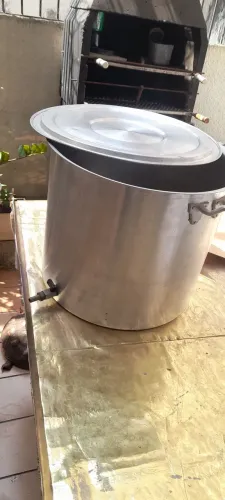 Caldeirão grande com torneira cerveja artesanal