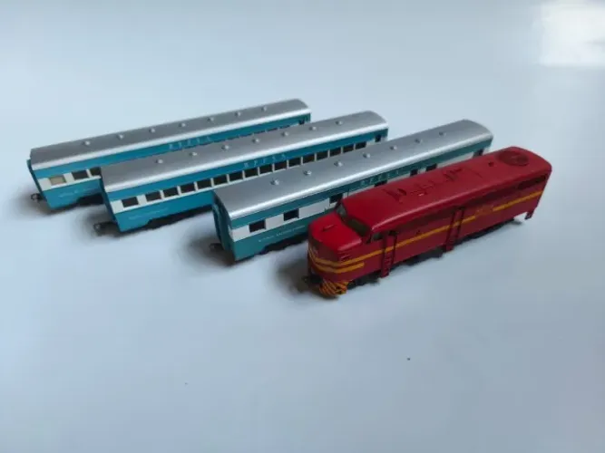 Locomotiva FA1+3 vagões de passageiros RFFSA HO