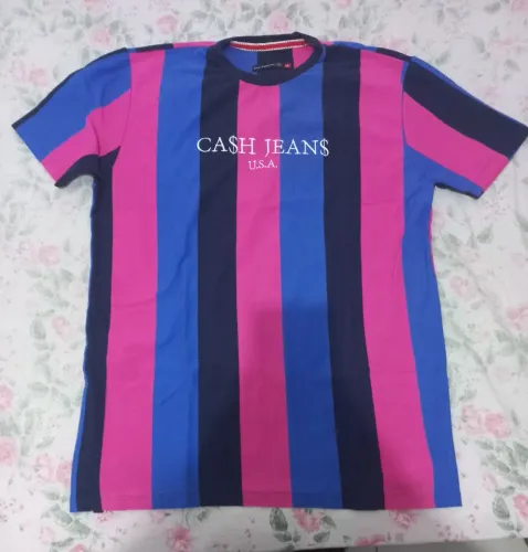 Camiseta Cash Jeans listrada azul, preta e rosa