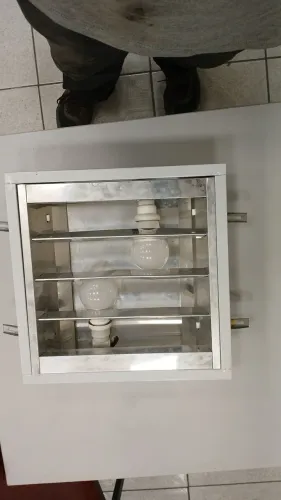 Luminária embutida com lâmpadas