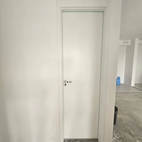 Porta de maderia sarrafiada VERT branca 62 cm