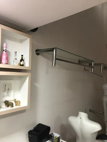 Prateleira e expositor aço cromado e vidro temperado