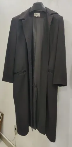 Sobretudo preto de poliéster usado em bom estado 