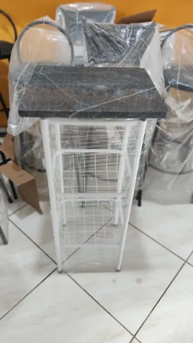 Fruteira tampo em granito e cestos aramados R$100