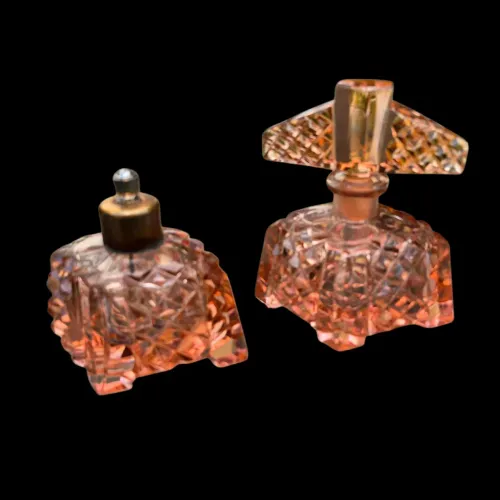 Par de perfumeiros vintage em vidro na elegante tonalidade rosa