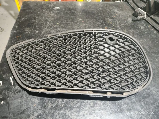 Moldura farol milha L.E Mercedes C180 C200 C250 2015 a 2019 A2058854023
