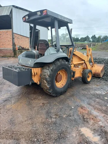 Carregadeira pula pula Case 580L 