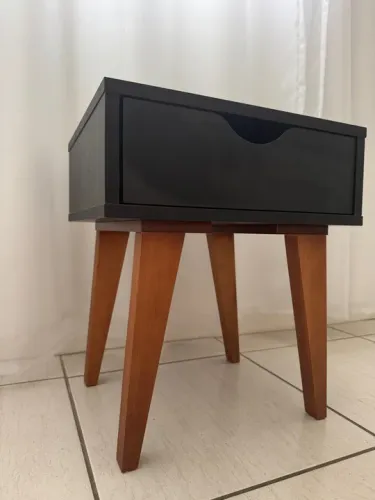 Mesa de Cabeceira Preta com Pés de Madeira Maciça