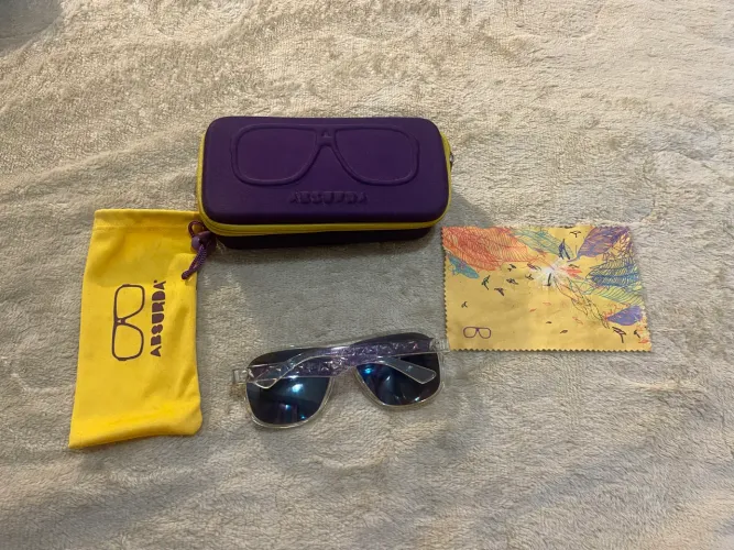 Óculos absurda ,não vendo pela OLX ,só venda pessoalmente .
