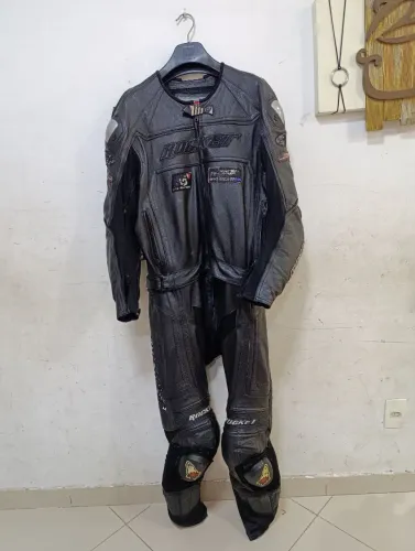 Macacão de Motociclista Rocket - Couro - Preto