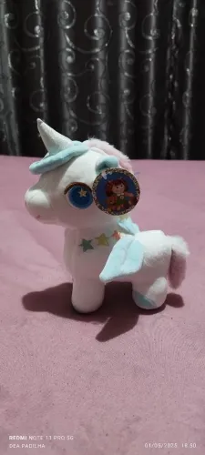 Unicórnio de Pelúcia - Branco com Asas Azuis