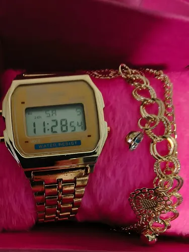 Relógio Digital Dourado com Pulseira e Detalhes Dourados