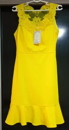 Vestido Amarelo com Detalhe em Renda