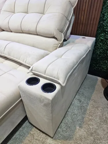 SOFÁ RETRÁTIL RECLINÁVEL COM USB E PORTA COPOS