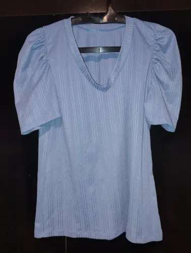 Blusa de manga bufante azul. Aceito oferta para todos os itens.