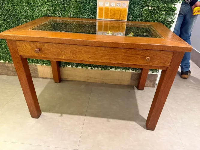 Mesa expositora madeira maciça