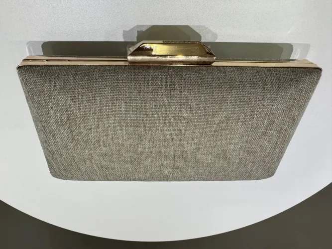 Bolsa de mão Clutch elegante em tom neutro