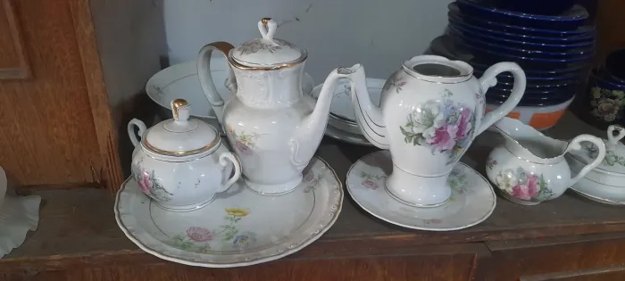 Conjunto de Chá Vintage com Detalhes Florais
