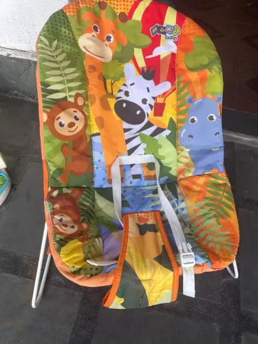 Cadeira de descanso infantil com tema safari