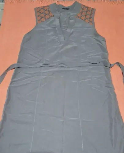 Vestido Cinza Sem Mangas Detalhe Borda marca Cantão do