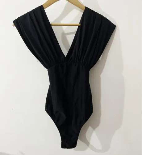 Body Preto com Decote em V