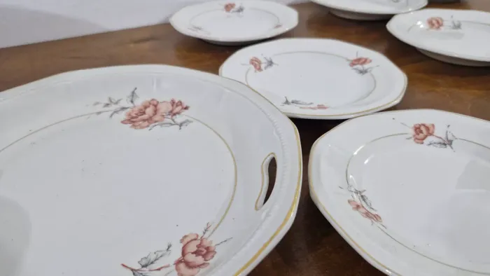 Porcelana Real com detalhes dourados