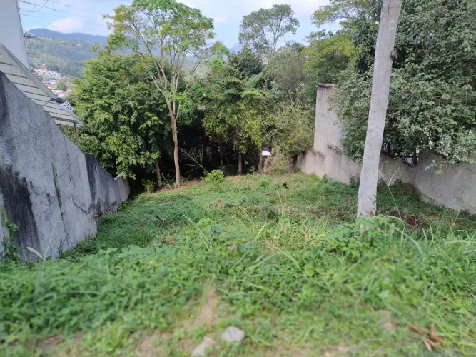 Terreno de 1.300 M2 no condomínio Village Pendotiba
