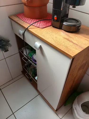 Pequeno móvel de cozinha com fruteira