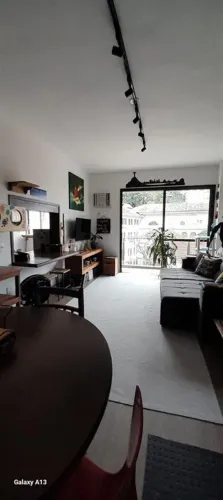 COSME VELHO: sala e quarto 67m² armários embutidos e vaga garagem