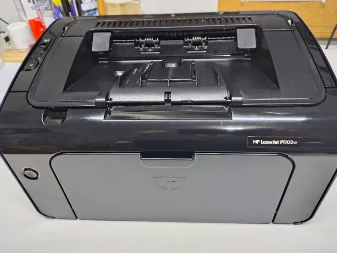 Impressora HP Laserjet P1102w com wi-fi.