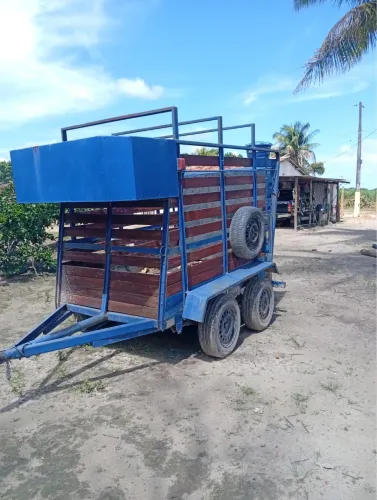 Carretinha reboque 2 eixos carroceria alta 