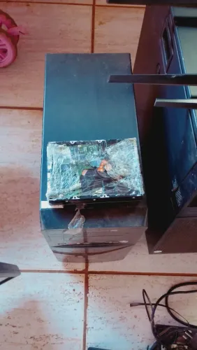 5 Telas de computador LCD , 2 CPU, 3 estabilizador , 1 placa mãe